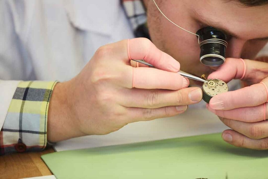 Uhrmacher bei der Arbeit in Biel – SEO für Industrie & B2B-Unternehmen